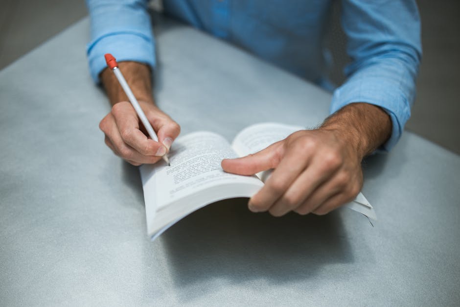 Ruky zvýrazňujúce text v knihe pri aktívnom čítaní